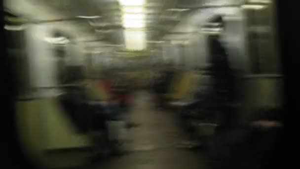 Пассажиры путешествуют внутри поезда метро — стоковое видео