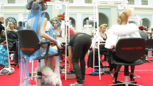 Hair stylists finish their models on XVII festival Mir Krasoty — Stock Video