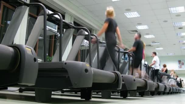 Insanlar üzerinde fitness kulübünde koşu bandı. — Stok video