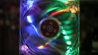 çok renkli led aydınlatma ile çalışan bilgisayar fan