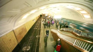 Metro istasyonunda metro tren geldiğinde