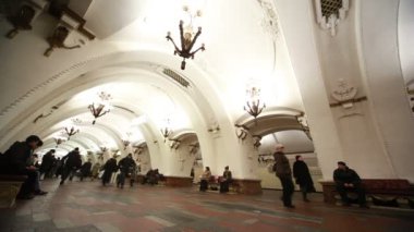 Moskova - Şubat 17: insanlar arbatskaya istasyonunda Moskova Metrosu, Şubat 17, 2010, Moskova, Rusya.