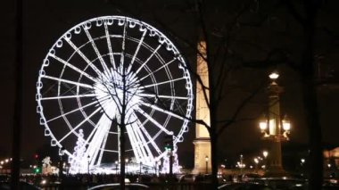 Işıklı dönme dolap, Luksor Dikilitaşı ve champs Elysees caddesi Champs Elysées, yol