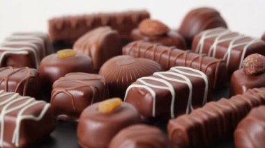Altın kutusunda farklı çikolata closeup döner