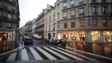 sokaklar ve evleri ile Paris'te, vitrinler