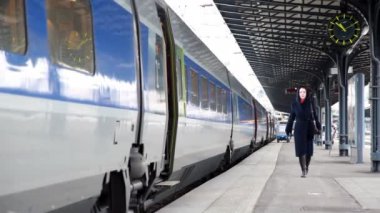Platform boyunca tren tren istasyonunda bir kadındır