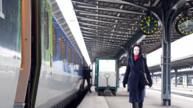 Kız tren geldi ve arabaya girer