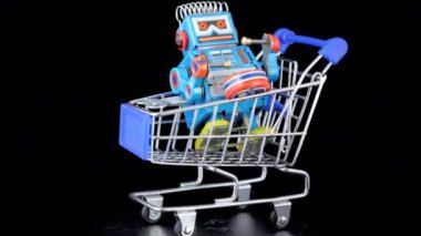 alışveriş arabası içinde oturan davul ile Clockwork oyuncak robot
