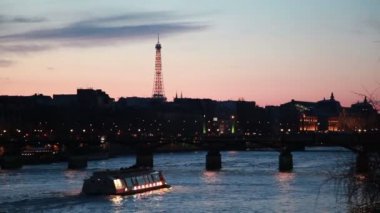 Gemi demir köprü gece Paris'te Nehri üzerinde taşır