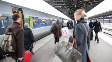 insanlar istasyonda tren boyunca yürüyüş