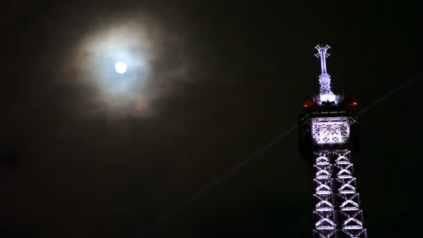 Bovenste Eiffeltoren verlicht 's nachts — Stockvideo