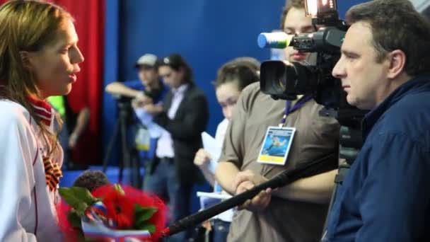 Yulia Efimova geeft interview op Open kampioenschap van Ruslands zwemmen — Stockvideo