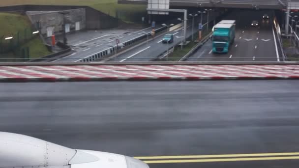 L'avion accélère pour décoller sur la piste — Video