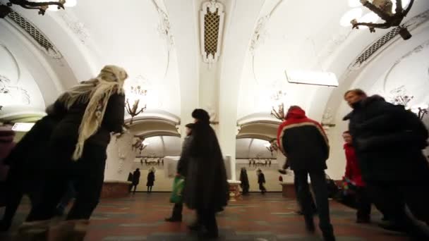 MOSCOU - 17 FÉVRIER : Des gens marchent dans la station Arbatskaïa du métro de Moscou, le 17 février 2010 à Moscou, Russie . — Video