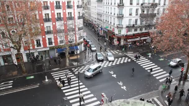 Crocevia vivace vicino alla stazione della metropolitana — Video Stock