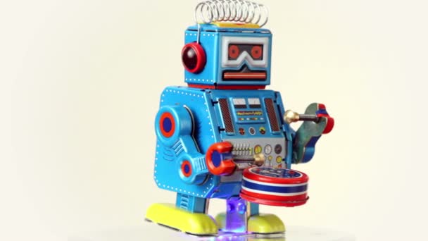 Closeup of blue clockwork robot walks on table, beats drum — Stock Video