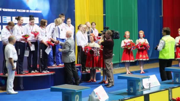 Awards ceremony winning team sportswomen on open championship — Stock Video