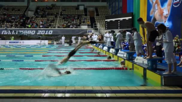 Sportsmen in relay, some finish backstroke, others start breaststroke — Stock Video