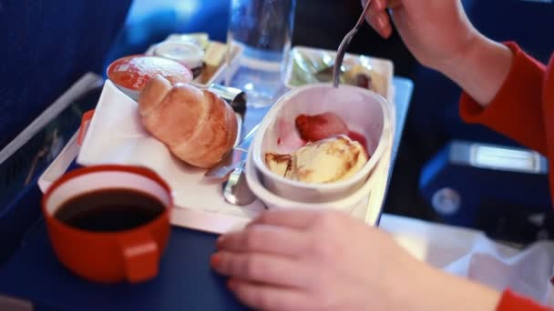 Bandeja con comida en el avión — Vídeo de stock