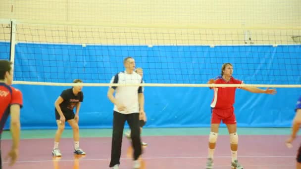 Entrenamiento de jugadores de voleibol — Vídeos de Stock