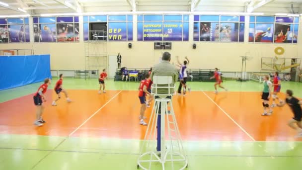 Jonge mannen spelen volleybal in Russische Staatsuniversiteit. — Stockvideo