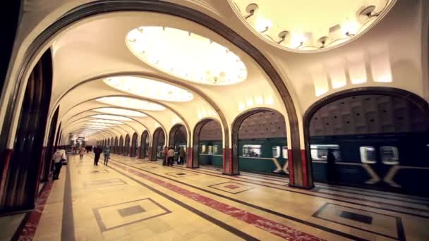 Pendelaars en treinen op mayakovskaya station — Stockvideo