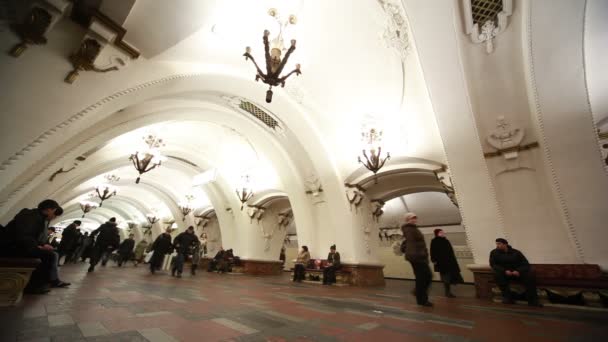 MOSCÚ - 17 DE FEBRERO: Gente caminando en la estación de Arbatskaya del Metro de Moscú, 17 de febrero de 2010 en Moscú, Rusia . — Vídeos de Stock
