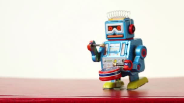 Gros plan de robot horloger bleu marche sur la table, bat tambour 