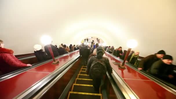 Escaleras transportan viajeros hasta la estación de metro del metro — Vídeos de Stock