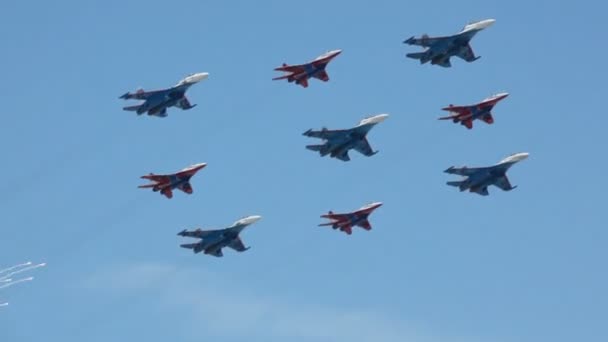 Hélicoptères Ka-27 et Ka-50 en parade — Video