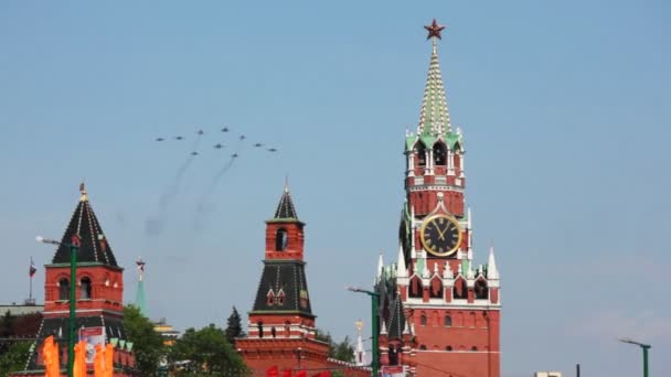 Ten fighter planes aligned delta fly over Red Square — Stock Video