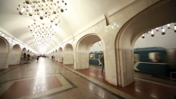 Cercanías y trenes en la estación Mayakovskaya del Metro de Moscú — Vídeos de Stock