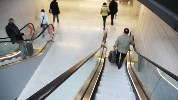 As pessoas correm para baixo passos de escada rolante em movimento — Vídeo de Stock