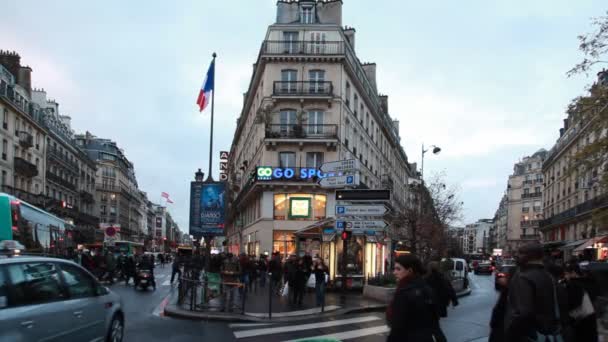 People and vehicles at intersection of Rue de Rivoli — Stock Video