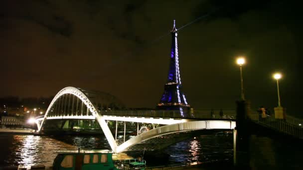 Eiffel wieża, debilly kładkę i rzeki Sekwany — Wideo stockowe
