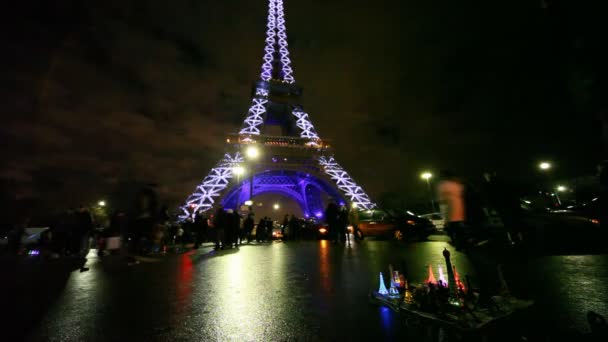 Torre Eiffel iluminada por la noche — Vídeo de stock