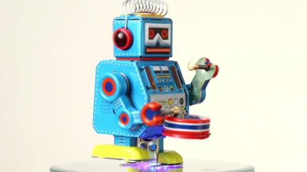 Gros plan de robot horloger bleu marche sur la table, bat tambour 