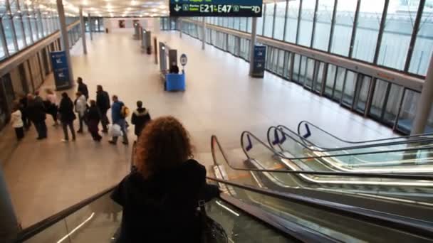 Mujer cae en escaleras mecánicas en movimiento — Vídeos de Stock