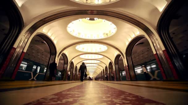 Blick vom Fußboden mit Müll auf den Bahnhof Majakowskaja — Stockvideo