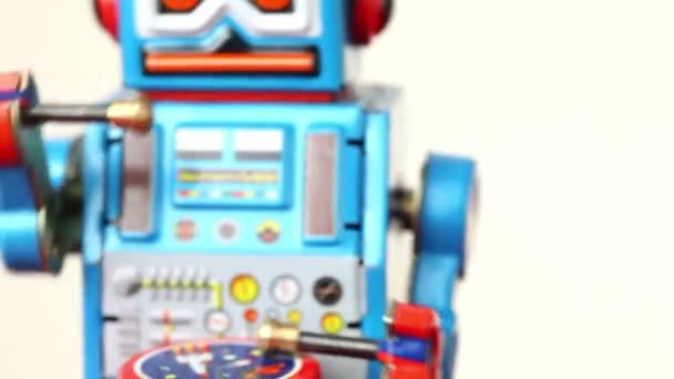Gros plan de robot horloger bleu marche sur la table, bat tambour 