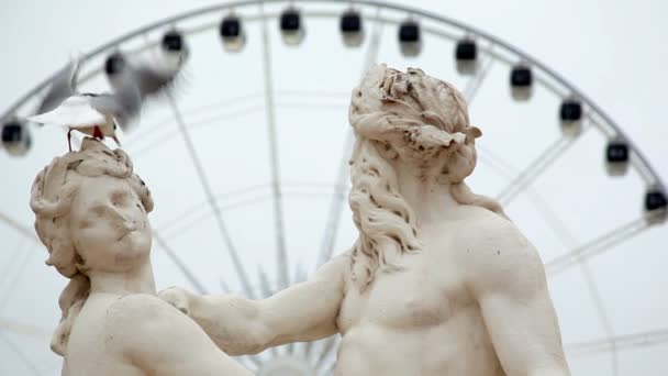 La Seine et la Marne con pájaros, Escultura de Nicolas Coustou — Vídeos de Stock