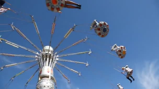 Merry-go-round op blauwe hemelachtergrond op zonnige dag. — Stockvideo