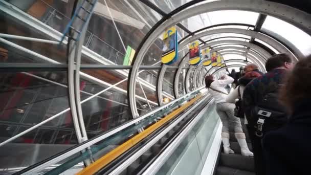 Lift lift mensen in centrum georges pompidou — Stockvideo