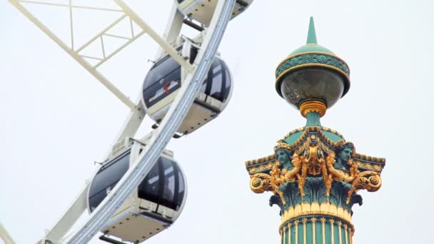 Pillar sculpture with golden decoration, backdrop ferris wheel — Stock Video