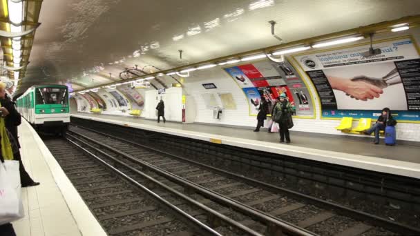 Pendelaars lopen op odeon station — Stockvideo