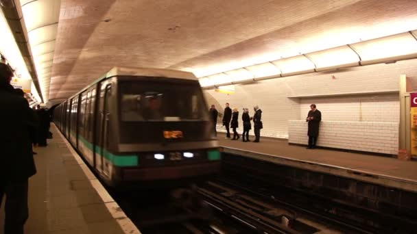 Los viajeros caminan dentro de la estación de metro de París — Vídeo de stock