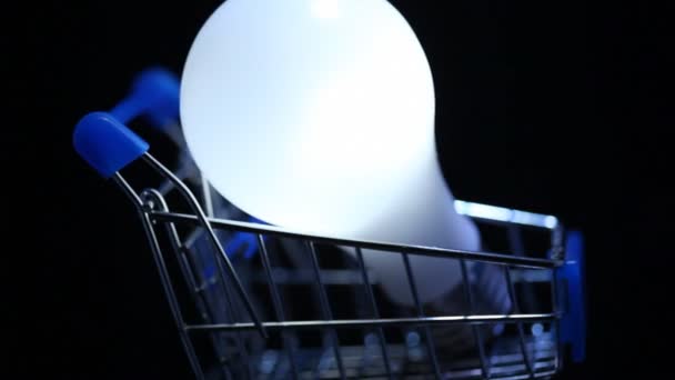 Närbild skott av elektrisk lampa i leksak shopping vagn — Stockvideo