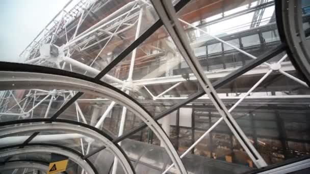 Aufzug nach oben, Kulissenbau mit Glaswand — Stockvideo