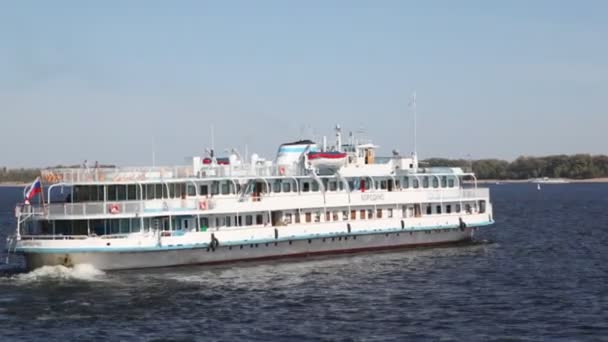 Nave a vapore galleggia lungo il fiume Volga . — Video Stock