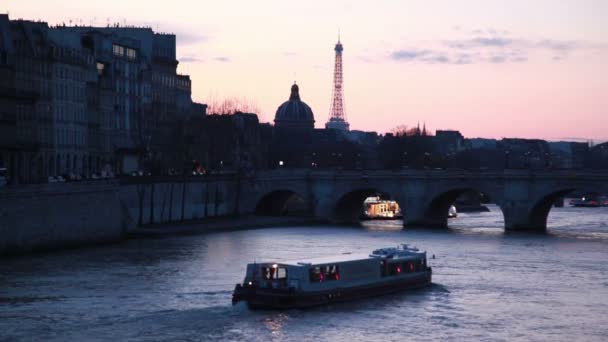 Navire se déplace sur la rivière au pont de pierre — Video